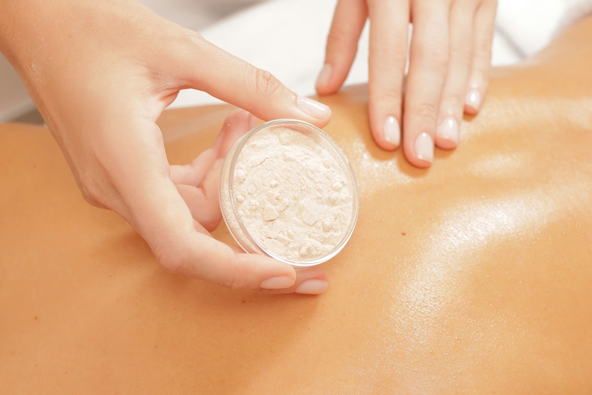 МАСЛЯНО-СОЛЕВОЙ ПИЛИНГ + УВЛАЖНЯЮЩЕЕ ВОДОРОСЛЕВОЕ ОБЁРТЫВАНИЕ